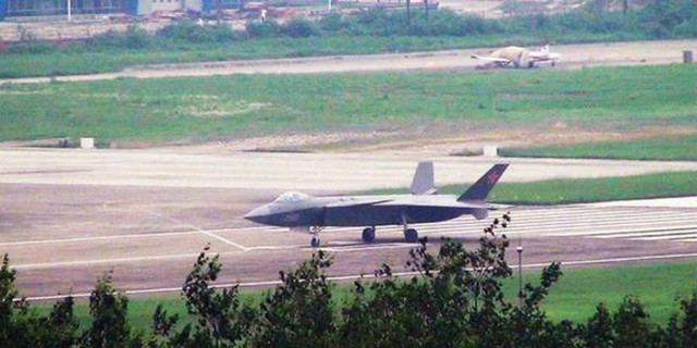 Việc Trung Quốc đưa vào định hình bay thử nghiệm liên tiếp 2 mẫu máy bay là 2001 và 2002, điều đó có nghĩa là sẽ có nhiều mẫu máy bay J-20 nữa xuất hiện và đưa vào thử nghiệm.