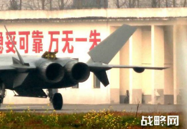 J-20 là máy bay tiêm kích tàng hình hai động cơ thế hệ thứ 5 do Tập đoàn công nghiệp hàng không Thành Đô sản xuất nhằm phục vụ cho Không quân Quân Giải phóng Nhân dân Trung Hoa.