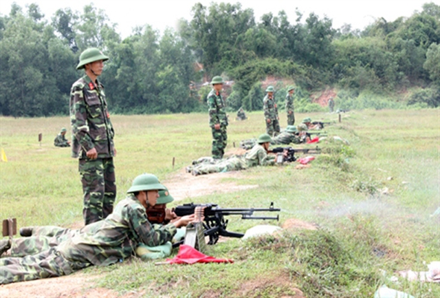 Huấn luyện bắn súng trên thao trường