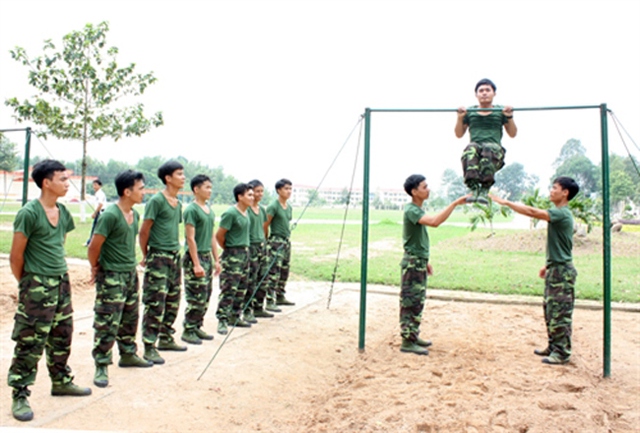 Các học viên trinh sát rèn luyện thể lực