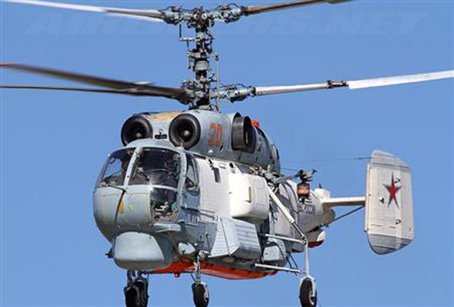 Trực thăng Ka-28 là được thiết kế với cơ cấu 2 cánh quạt nâng đồng trục quay ngược chiều nhau thay vì chỉ một cánh quạt chính như trực thăng truyền thống. Với 2 động cơ turbin trục TV3-117V, Ka-28 có thể đạt tốc độ tối đa 270 km/giờ, tầm bay tới 980 km. Do không có cánh quạt đuôi nên “sát thủ săn ngầm” Ka-28 có thể cất hạ cánh trong mọi điều kiện thời tiết cũng như trên cả những tàu nhỏ mà các máy bay trực thăng khác không thể. Ka-28 đã thực hiện thành công việc hạ, cất cánh từ 2 tàu hộ vệ tên lửa tàng hình Đinh Tiên Hoàng (HQ-011) và Lý Thái Tổ (HQ-012). (Trong ảnh: Trực thăng Ka-28)