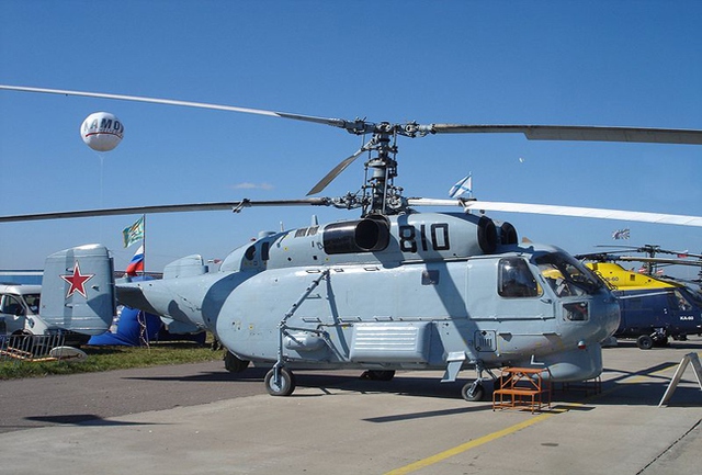 Ngoài “sát thủ“ săn ngầm Ka-28, Hải quân Việt Nam còn sở hữu trực thăng Ka-27 cũng rất mạnh tong tác chiến và săn ngầm. Ka-27 được trang bị radar quét 360 độ có thể theo dõi đồng thời 10 nhiều mục tiêu cùng lúc. Ka-27 được lắp đặt hệ thống định vị thủy âm, phao âm và trang bị bom chống ngầm và ngư lôi.(Trong ảnh: Trực thăng Ka-27 của Nga)