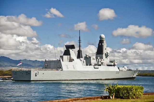 Việc chiếc khu trục hạm phòng không HMS Daring (D32) bất ngờ có mặt tại Hawaii vào thời điểm này khiến nhiều người cảm thấy bất ngờ, dù khẳng định đây là chuyến thăm định kỳ của lực lượng hải quân Anh đối với Mỹ, nhưng sự kiện này không khỏi dấy lên những sự suy đoán trong bối cảnh thế giới vào thời điểm hiện tại.