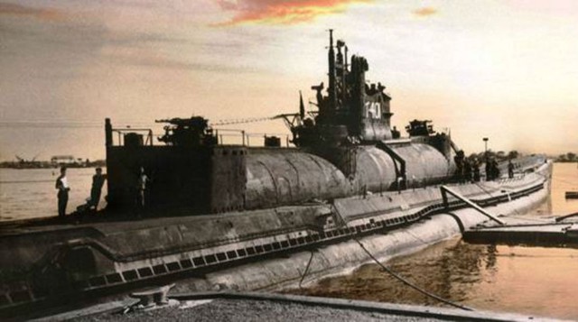 Sen Toku I-400 được biết đến như loại tàu ngầm lớn nhất trong chiến tranh thế giới thứ II. Nó có thể mang 3 chiếc thủy phi cơ Aichi M6A Seiran. Nó có thể tấn công máy bay và lặn xuống trước khi bị phát hiện.