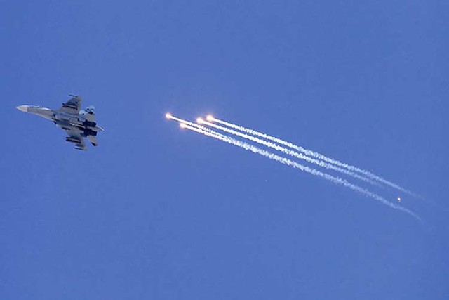 Hình ảnh máy bay tiêm kích Su-27 của Nga nhả đạn tham gia buổi diễn tập.