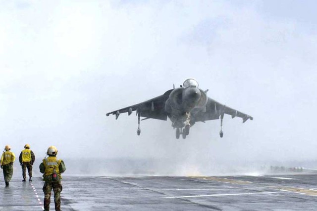 Tiêm kích AV-8B Harrier hạ cánh trên tàu đổ bộ USS USS Bonhomme Richard (LHD-6). Cũng chiếc máy bay loại này trong tập trận đã thả 4 quả bom xuống rặng san hô được xếp hạng di sản thế giới ngoài khơi bờ biển bang Queensland, Australia.