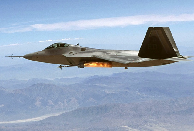 F-22 phóng tên lửa đối không tầm ngắn AIM-9 từ cửa khoang vũ khí nhỏ bên gốc cánh.