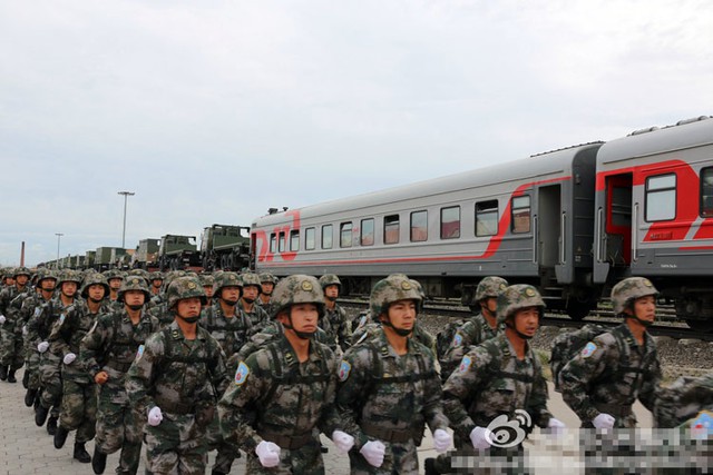 Hai chiếc Mi-71 và 4 chiếc trực thăng Z-9 mang theo 71 nhân viên quân sự Trung Quốc đã cất cánh từ sân bay tại Hailar, khu Nội Mông vào sáng ngày 27/7. Họ sẽ vượt qua 5.000 km để tới địa điểm tập trận trong vòng 5 ngày.