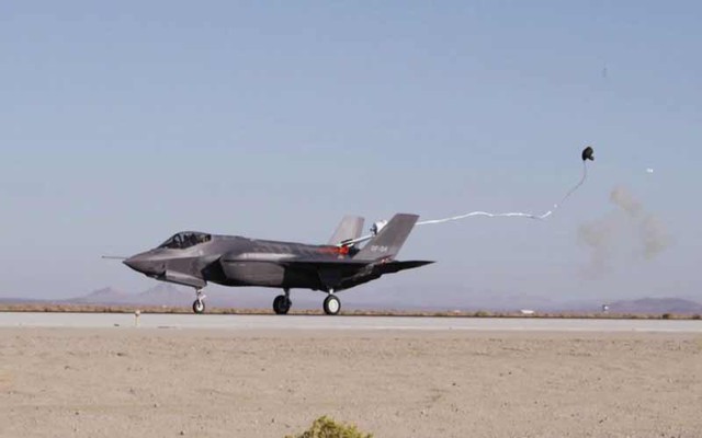 Hình ảnh dù giảm tốc được bung ra khi F-35A đã đạt được vận tốc đủ lớn nhằm bảo đảm an toàn cho quá trình thử nghiệm.