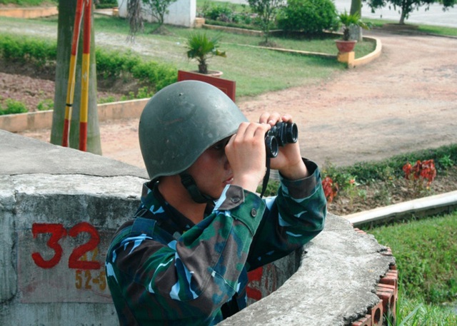 Chiến sĩ TZK, ống nhòm và đo xa quan sát trận địa.