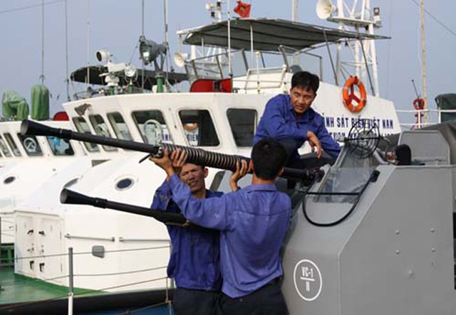 Công nhân kỹ thuật thường xuyên bảo dưỡng, kiểm tra trang thiết bị vũ khí trên tàu CSB