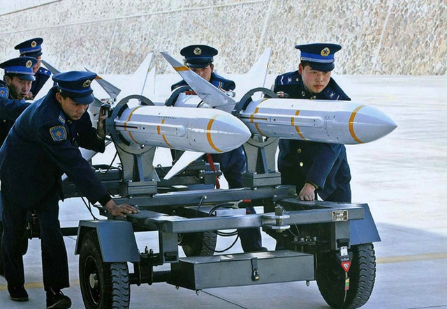 Tên lửa không đối không tầm trung PL-11 (tầm bắn 75km) do Trung Quốc sản xuất dựa trên mẫu tên lửa Aspide của Italy. PL-11 trang bị đầu tự dẫn radar bán chủ động (nguyên lý hoạt động: radar trên máy bay phát sóng đến mục tiêu, các sóng phản xạ từ mục tiêu sẽ được bộ thu nhận tín hiệu trong tên lửa bắt được và chuyển thành lệnh điều khiển đưa tên lửa tới mục tiêu).