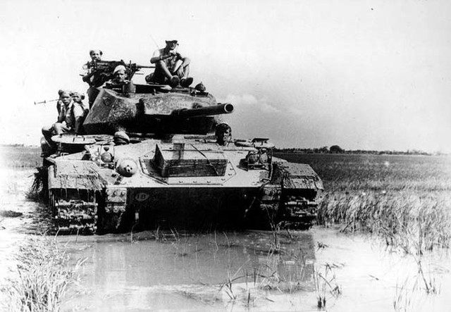 Vào tháng 12/1953, mười chiếc M24 được huy động tham gia chiến dịch Điện Biên Phủ. Dưới sự lãnh đạo tài tình của Đại tướng Võ Nguyên Giáp và thắng lợi vang dội của chiến dịch Điện Biên Phủ, hầu hết những chiếc M24 này bị phá hủy, một số ít được Quân đội Nhân dân Việt Nam sử dụng làm chiến lợi phẩm sau khi giành thắng lợi. Ảnh: Starry, Don.