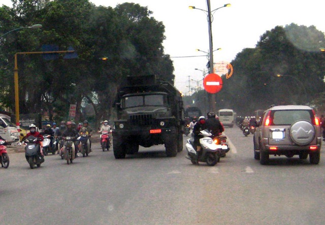 Nếu không phá hủy được hệ thống radar và các hệ thống tác chiến điện tử khác, nghĩa là khả năng phòng không, phát hiện mục tiêu, sự thông tin liên lạc chỉ huy của đối phương chưa bị đánh quỵ thì giá phải trả của không quân, chiến hạm khi bị giáng trả là không tránh khỏi. (Trong ảnh: Hệ thống tác chiến điện tử Việt Nam cơ động trên đường)