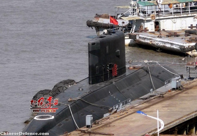 Theo nguồn tin trên, 2 chiếc tàu ngầm Kilo 636 mà Trung Quốc bán lại cho Bangladesh có số thân tàu lần lượt là 374 và 375 (số hiệu 01701 và 01702). Cả hai tàu ngầm Kilo này đều được nhà máy đóng tàu Sevmash ở Severodvinsk của Nga chế tạo vào năm 2002 theo một hợp đồng cung cấp 6 tàu ngầm Dự án 636 cho Trung Quốc. (Trong ảnh: Tàu ngầm Kilo Trung Quốc)