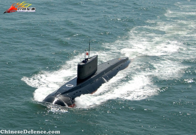 Đồng thời, đây cũng có thể là hành động “chơi khăm“ của Trung Quốc đối với ngành công nghiệp đóng tàu Nga nói chung và công nghiệp quốc phòng Nga nói riêng, bởi mới đây, Hải quân Bangladesh thông báo rằng họ có kế hoạch mua 2 tàu ngầm mới để tăng cường sức mạnh trên vịnh Bengal. (Trong ảnh: Tàu ngầm Kilo Trung Quốc)