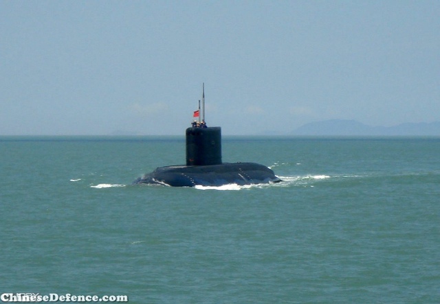 Điểm mạnh của tàu ngầm Kilo là khả năng di chuyển với tốc độ cao cả khi nổi và khi chìm dưới nước. Về trang bị vũ khí, tàu ngầm Kilo thiết kế với 6 ống phóng ngư lôi cỡ 533mm cùng cơ số 18 quả ngư lôi các loại (bố trí 6 quả sẵn trong ống phóng) và 12 quả dự trữ. Các ống phóng ngư lôi này cũng được sử dụng để bắn các loại mìn chống tàu chuyên dụng với 24 quả được đặt sẵn trong khoang. (Trong ảnh: Tàu ngầm Kilo Trung Quốc)