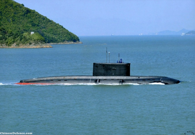 “Chúng tôi nghi ngờ rằng đây là chiêu thức để các tàu ngầm của Trung Quốc xâm nhập vào vùng lãnh hải Ấn Độ ở vịnh Bengal. Phải chăng Trung Quốc đang muốn sự hiện diện hải quân của họ hùng mạnh hơn trong khu vực“, một quan chức hải quân cao cấp của Ấn Độ nói. (Trong ảnh: Tàu ngầm Kilo Trung Quốc)