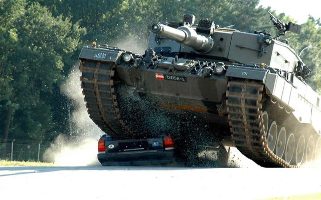 Trong bảng xếp hạng, đứng đầu là chiếc Leopard 2A7 của Đức, xe sử dụng loại pháo nòng trơn L55 120mm, tốc độ tối đa 72km/h, xe được bảo vệ toàn diện, có khả năng chống lại tên lửa chống tăng, mìn, rocket, vật dễ cháy nổ, và khả năng gây nhiễu, ẩn náu cực cao, cùng khả năng ngắm bắn điện tử vô cùng linh hoạt.