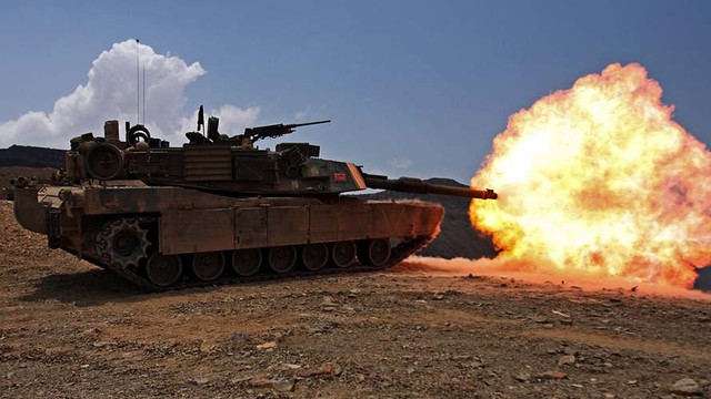 Vị trí thứ hai, bảng xếp hạng này đề cử chiếc tăng M1A2 Abrams của Mỹ. M1 Abrams là loại xe tăng chủ lực do hãng General Dynamics của Mỹ sản xuất năm 1980, theo thiết kế của Chrysler Defense. Khối lượng chiến đấu 54,1 tấn, kíp xe 4 người. Thân xe dài 7,92 m (cả pháo quay phía trước 9,77 m); rộng 3,65 m; cao 2,38 m (đến nóc tháp pháo). Tốc độ lớn nhất 72,4 km/h; hành trình dự trữ 500 km. Vũ khí: pháo rãnh xoắn 105 mm ổn định trong hai mặt phẳng (đạn biên chế 55 viên); súng máy 7,62 mm (đạn biên chế 11400 viên); súng máy phòng không 12,7 mm (đạn biên chế 1000 viên). Được trang bị hệ thống điều khiển hoả lực có máy tính đường đạn, máy đo xa laser, kính ngắm ảnh nhiệt...