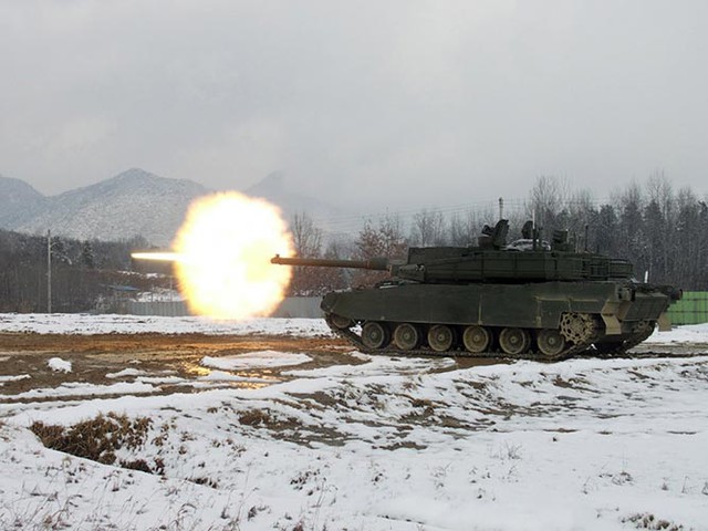 Đứng thứ tư là chiếc K2 Black Panther của Hàn Quốc. “Báo đen” là thế hệ xe tăng chiến đấu chủ lực tiếp theo của Hàn Quốc để thay thế cho các xe tăng thế hệ cũ K1 (Hàn Quốc) và M47/M48 (Mỹ). Thế mạnh của K2 Black Panther đúng như tên gọi, uy lực của dòng tăng này không ở sức công phá, càn lướt mà được thể hiện ở tốc độ, sự linh hoạt trên chiến trường, và các thao tác gần như tự động hoàn toàn.