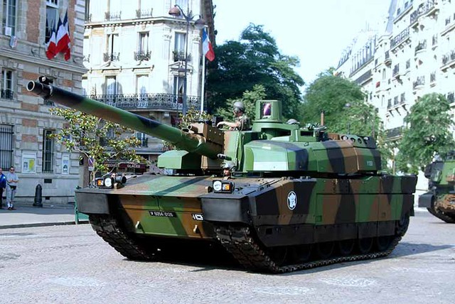 Thứ 7, người Pháp có một đại diện là Leclerc. Tiêu biểu là mẫu AMX-56 Leclerc của Pháp có động cơ V8X1500 công suất 1103 nghìn W được trang bị một pháo 120 mm với đặc điểm nổi bật là hệ thống tự động quản lý chiến trường, tác chiến đặc biệt hiệu quả trong chiến tranh điện tử.