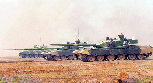 Với nhiều trang bị “lỉnh kỉnh” tổng khối lượng của Type 99 lên tới 60 tấn. Khối lượng này được đánh giá là quá nặng so với đa số các loại cầu cống trên lãnh thổ Trung Quốc. Bản thân những chiếc xe tăng nặng nề này cũng không thể tự di chuyển trên khoảng cách xa. Vì vậy, khi cần đưa Type 99 tới chiến trường, việc vận chuyển bằng đường sắt sẽ gặp rất nhiều khó khăn. Ngoài ra, Trung Quốc đã đưa vào trang bị loại pháo 152 mm cho xe tăng Type 99KM, phiên bản mới nhất của Type 99. Loại pháo này có thể bắn tên lửa có điều khiển và đạn động năng thế hệ mới. Tuy nhiên, sự “tham lam” này sẽ khiến Type 99KM vốn nặng nề nay càng trở nên nặng nề hơn (75 tấn). Như vậy, xét về tính cơ động, Trung Quốc đã thua xa các đối thủ khác.