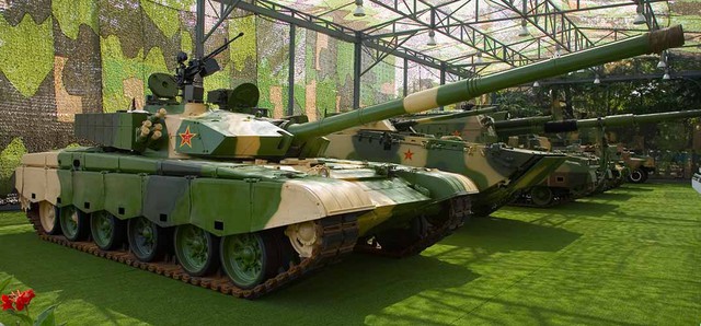 Type 99 được Trung Quốc quảng cáo là vua chiến trường của châu Á, hội tụ nhiều tính năng ưu việt của nhiều dòng tăng chiến của các cường quốc quân sự trên thế giới, như Đức, Mỹ, Israel, và đặc biệt là Nga. Tuy nhiên, giới chuyên gia nhận định, Type 99 chỉ là đứa con lai tạo, không có đặc thù và đầy những khuyết điểm.