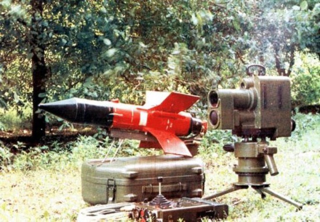 Mặc dù quân đội Trung Quốc hiện trang bị nhiều loại tên lửa chống tăng tiên tiến hơn nhưng Red Arrow-73 vẫn được sử dụng rất nhiều vì chi phí thường thấp và khối lượng nhỏ chỉ dưới 30 kg.