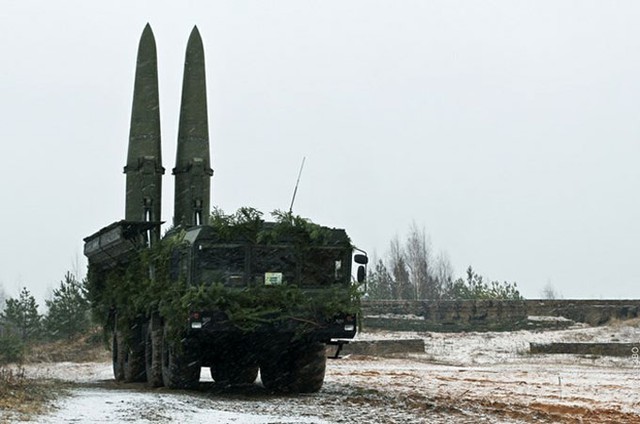 Sau tuyên bố này, hình ảnh tên lửa Iskander-M ngụy trang rất cẩn thận trong quá trình huấn luyện của các đơn vị vận hành các tổ hợp này được công bố. Theo một số chuyên gia, có thể sau phản ứng mạnh được Mỹ và một số nước trong khối NATO phát đi, kế hoạch triển khai Iskander-M của Nga vẫn không thay đổi, tuy nhiên nó được Nga triển khai một cách bớt ồn ào hơn trước.