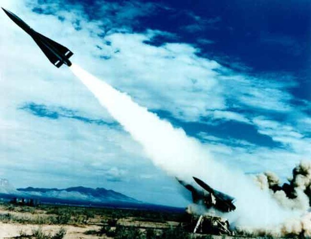 Biến thể nâng cấp pha 4 được thực hiện cuối những năm 1990, Hawk đã được trang bị radar mới có khả năng phát hiện cả những UAV loại nhỏ, hệ thống bẫy mồi chống tên lửa diệt radar, thay động cơ tên lửa mới, trang bị thiết bị trinh sát quang điện tử tiên tiến.