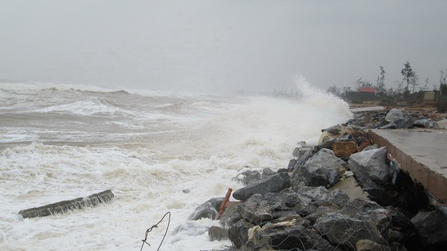 
	Từng đợt sóng rất lớn đánh vào bờ kè biển Nhân Trạch, Bố Trạch (Quảng Bình) chiều ngày 10/11 (Ảnh Tuổi trẻ).