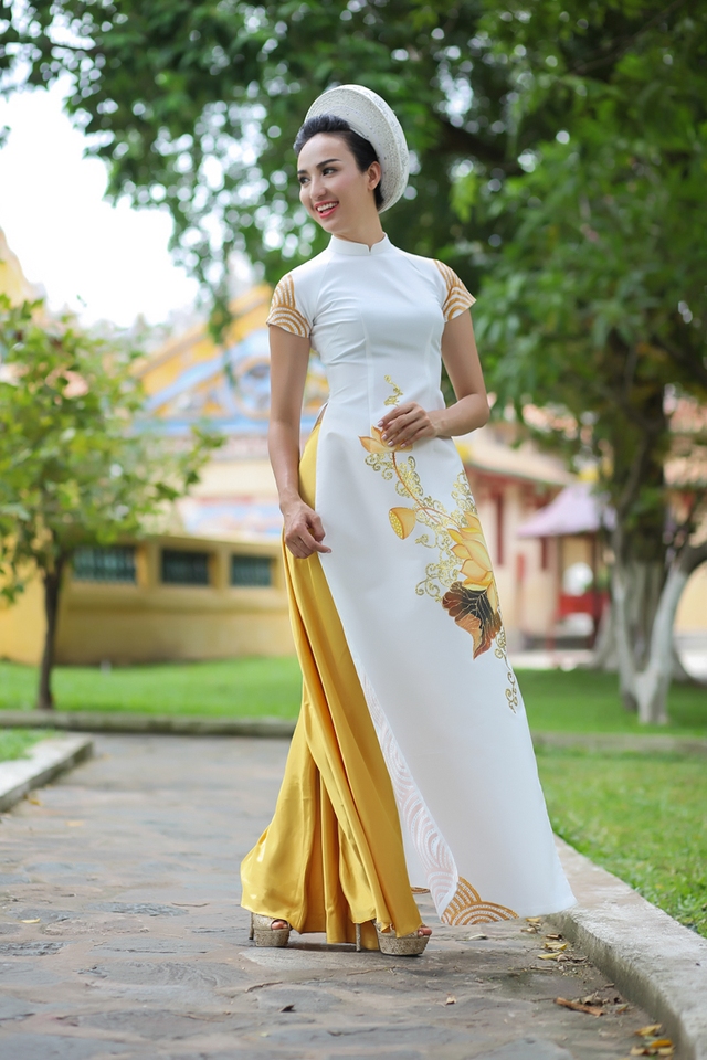 Hoa hậu Ngọc Diễm thanh thoát tà áo dài