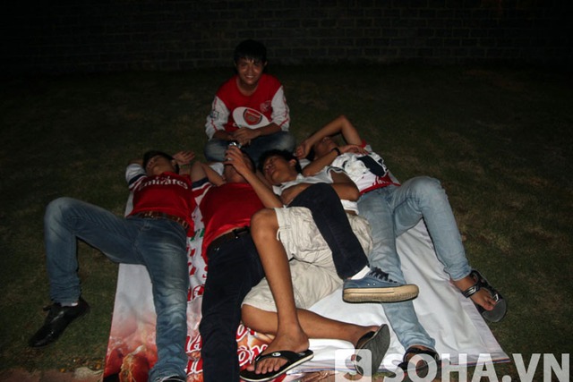 	Do đến địa điểm tập kết sớm, không ít thành viên của hội CĐV Arsenal đã nằm ngủ trên bãi cỏ.