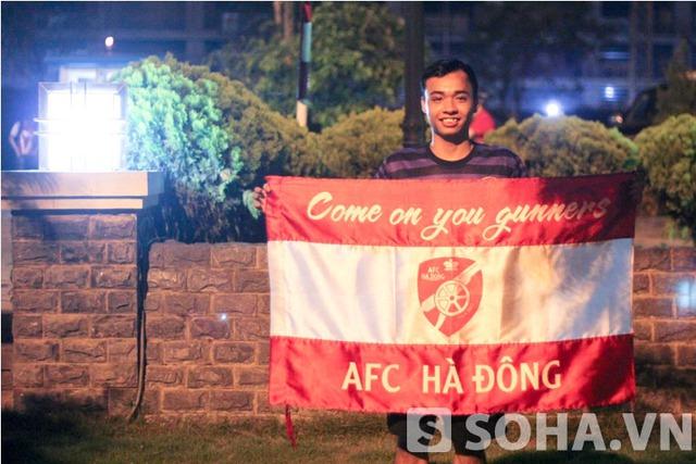 Fan Arsenal kẹp 3, ko đội mũ bảo hiểm đi đón thần tượng