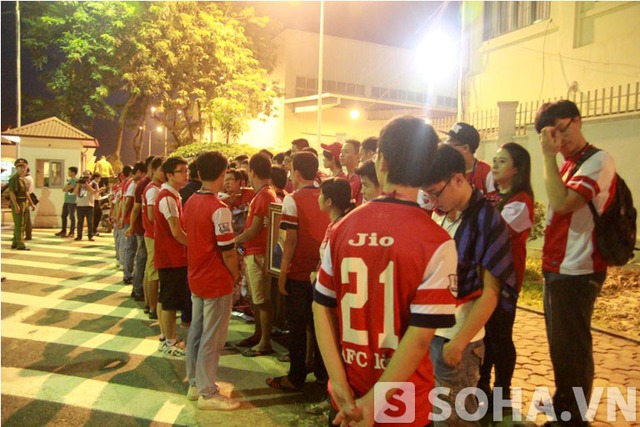 Fan Việt hụt hẫng tai sân bay khi Arsenal về thẳng khách sạn