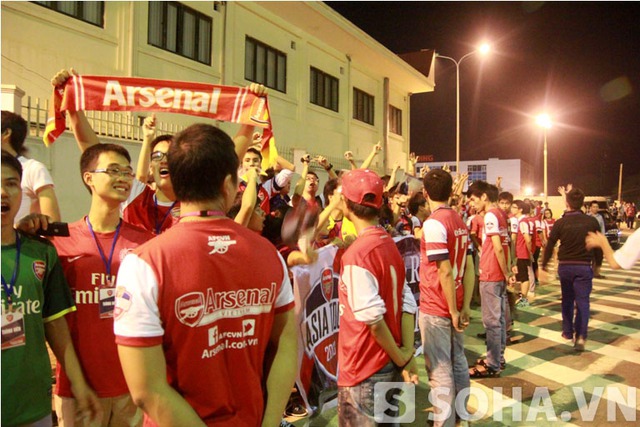Fan Việt hụt hẫng tai sân bay khi Arsenal về thẳng khách sạn