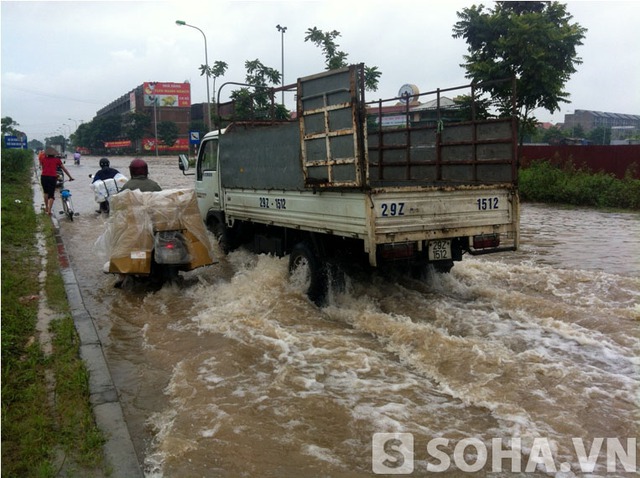 Hầm chui Đại lộ Thăng Long dừng hoạt động vì ngập úng