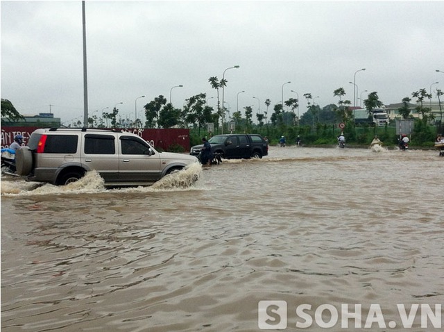 Hầm chui Đại lộ Thăng Long dừng hoạt động vì ngập úng