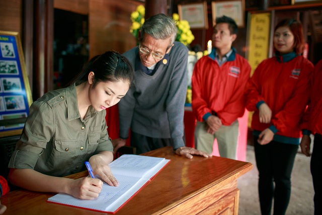 
	Ngọc Hân đến dâng hương và ghi cảm tưởng tại ngôi nhà tuổi thơ của Đại tướng Võ Nguyên Giáp ở thôn An Xá, xã Lộc Thủy.