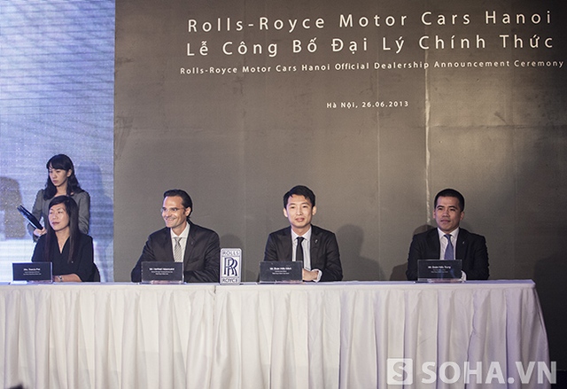 	Đại diện Rolls-Royce ký kết công nhận đại lý tại Việt Nam cùng 2 ông Đoàn Hiếu Minh và Đoàn Hiếu Trung.