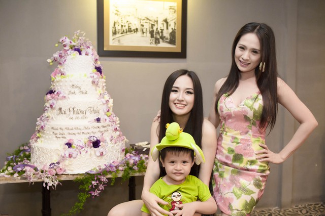 Tiệc sinh nhật toàn chân dài của Hoa hậu Mai Phương Thúy