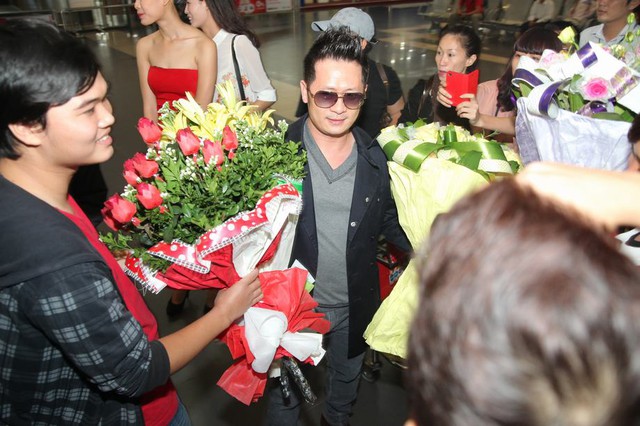 
	Bằng Kiều rời sân bay với rất nhiều hoa tươi trên tay.