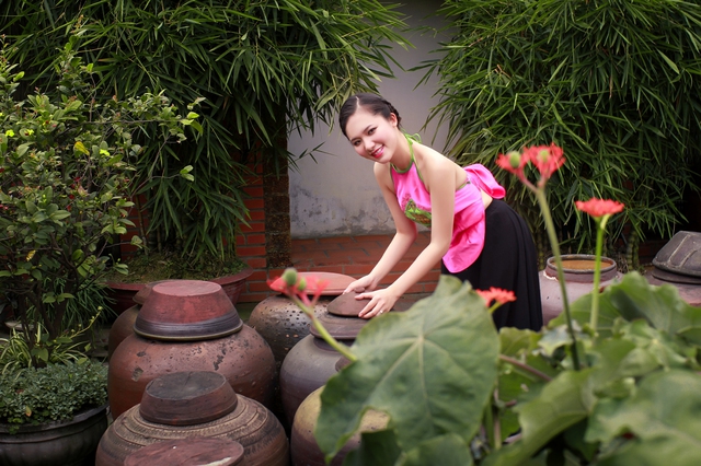  Học trò ca sỹ Anh Thơ tung bộ ảnh yếm đào gợi cảm