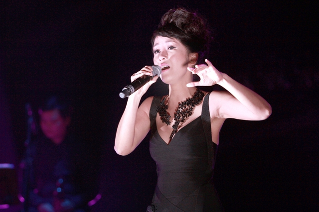  	Trong đêm nhạc tối qua, Hồng Nhung đã hát lại nững ca khúc quen thuộc của  côvới nền phối mới hoàn toàn theo phong cách Acoustic.