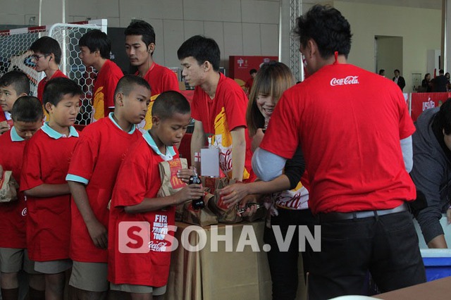  	Các em nhỏ cũng như mọi NHM khác khi tới thăm Cúp Vàng sẽ được xếp hàng, tuần tự vào thăm