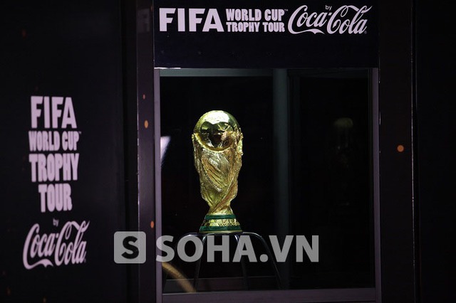  	Và đây là chiếc Cúp Vàng danh giá của World Cup!