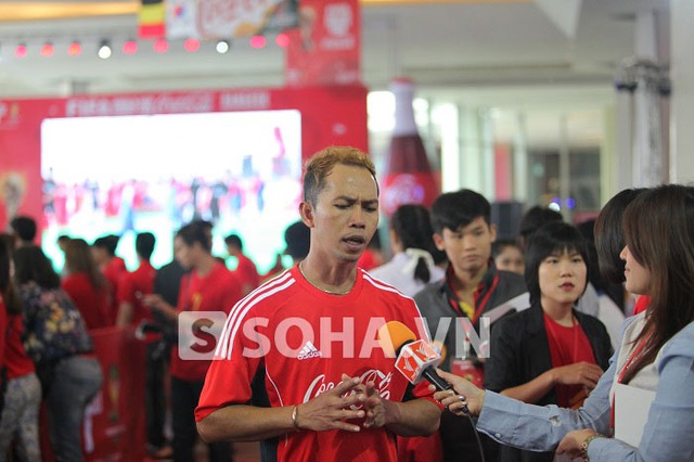  	Một cầu thủ bóng đá chuyên nghiệp của Thái Lan tới xem Cúp Vàng