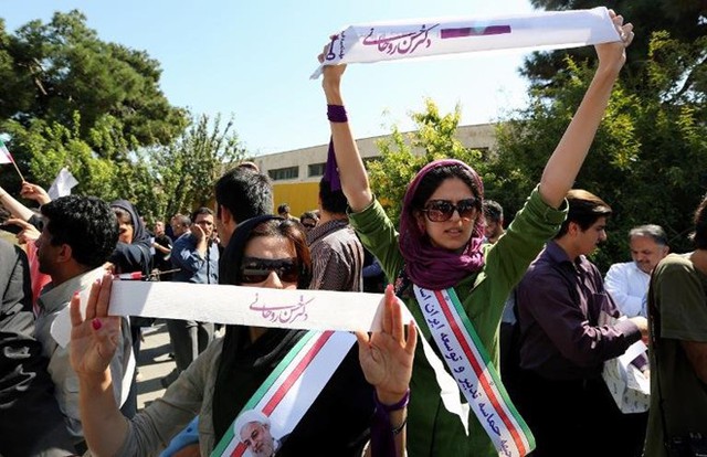  	Những người ủng hộ Tổng 	thống Hassan Rouhani của Iran tập trung ở sân bay Mehrabad ở thủ đô 	Tehran để chào đón ông trở về từ Mỹ hôm 28/9.