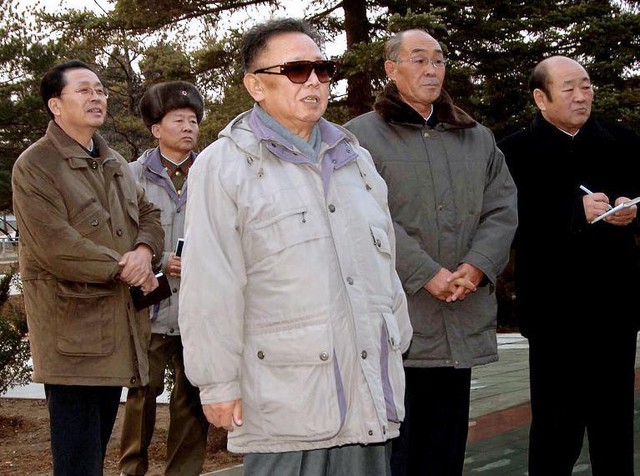 
	Ông Jang Song Thaek xuất hiện bên cạnh ông Kim Jong Il.